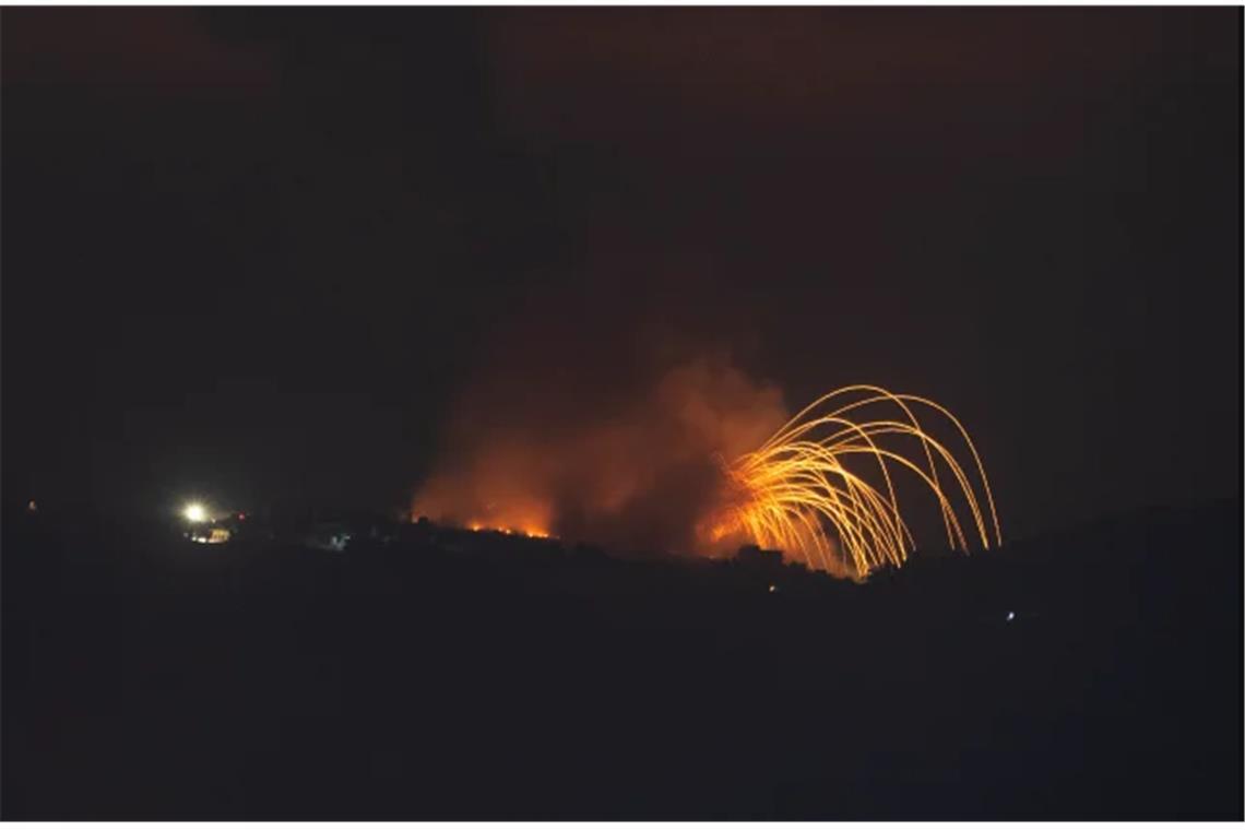 Israelischer Granatenbeschuss trifft ein Gebiet im Südlibanon, von Nordisrael aus gesehen.