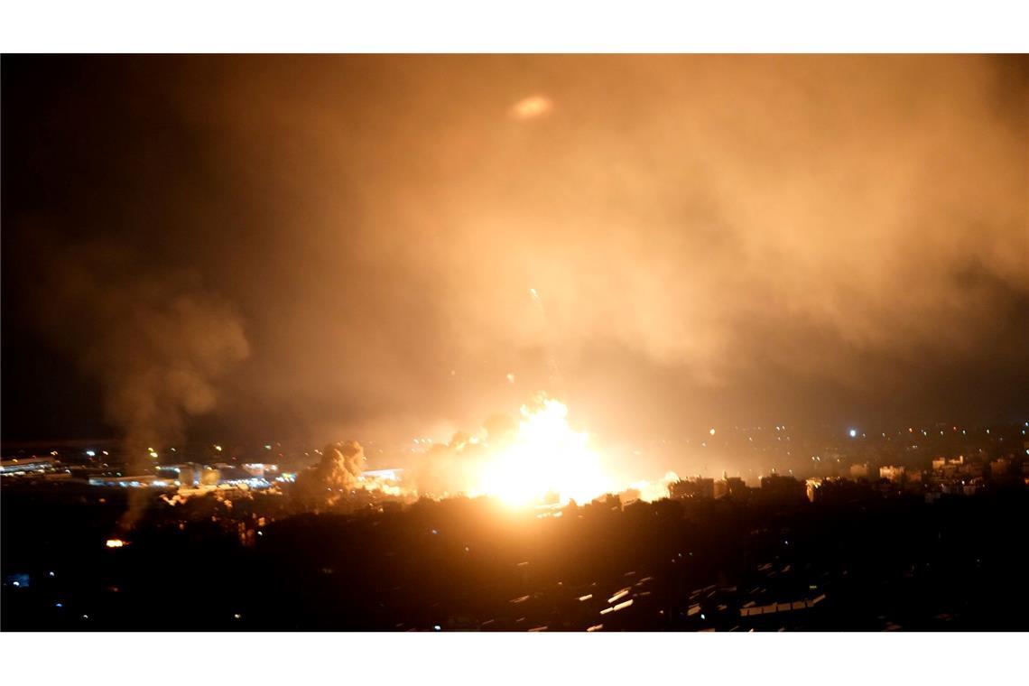 Israels Armee setzt ihren Kampf gegen die Hisbollah aus der Luft sowie im Südlibanon auch am Boden fort.