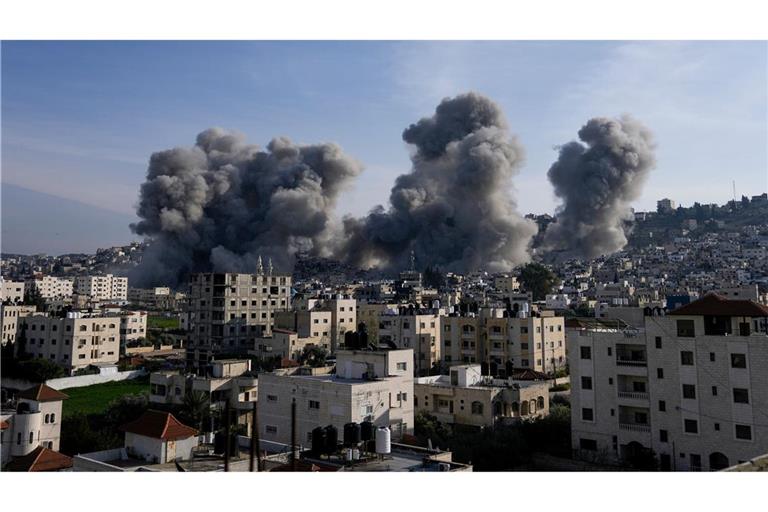 Israels Armee sprengte in der Stadt Dschenin Gebäude in die Luft, die von militanten Palästinensern genutzt worden sein sollen.