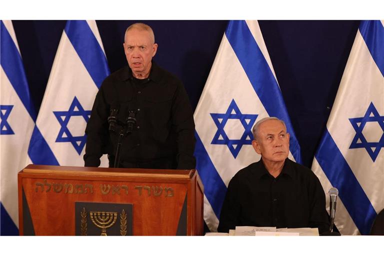 Israels Verteidigungsminister Joav Gallant (l.) mit Ministerpräsident Benjamin Netanjahu (r.) – Netanjahu hat Gallat entlassen.