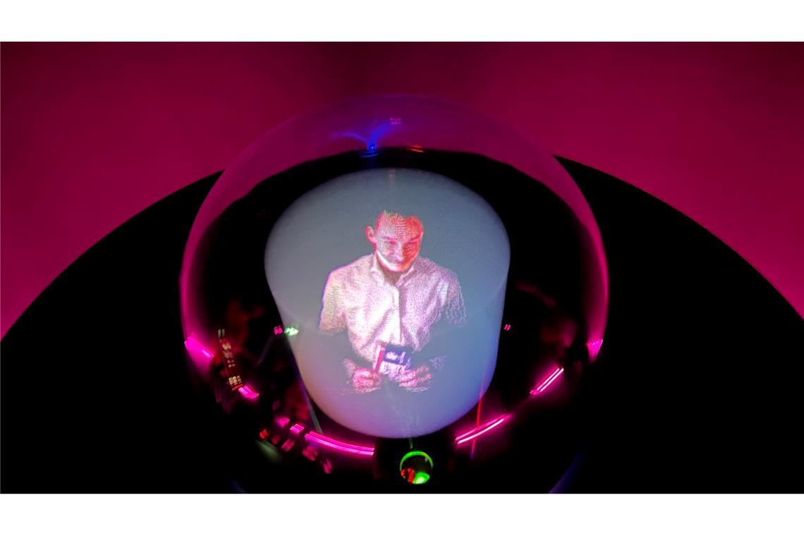 Ist die Zukunft bald da? In einer Glaskugel, die mit einem Router ausgestattet ist, ist das Hologramm eines Mannes zu sehen, der ein Anrufer sei soll.