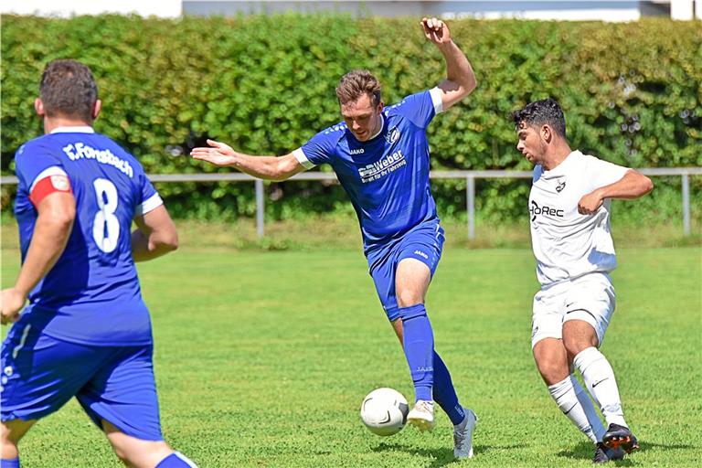 Ist mit Fornsbach nach der Rückrunde auf einem guten Weg: Fabian Hirschmann (am Ball). Die Verfolger sind aber dran. Foto: Tobias Sellmaier