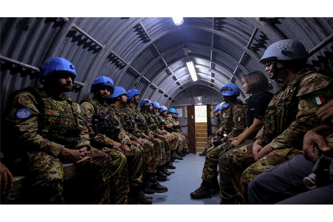 Italienische UN-Soldaten sitzen während Alarmstufe 3 in einem Bunker in ihrem Stützpunkt im südlibanesischen Grenzgebiet.