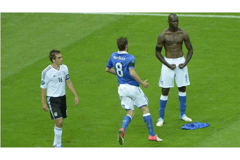 Italiens Mario Balotelli (rechts) bejubelt sein Tor im EM-Halbfinale 2012 in der Bodybuilder-Pose.