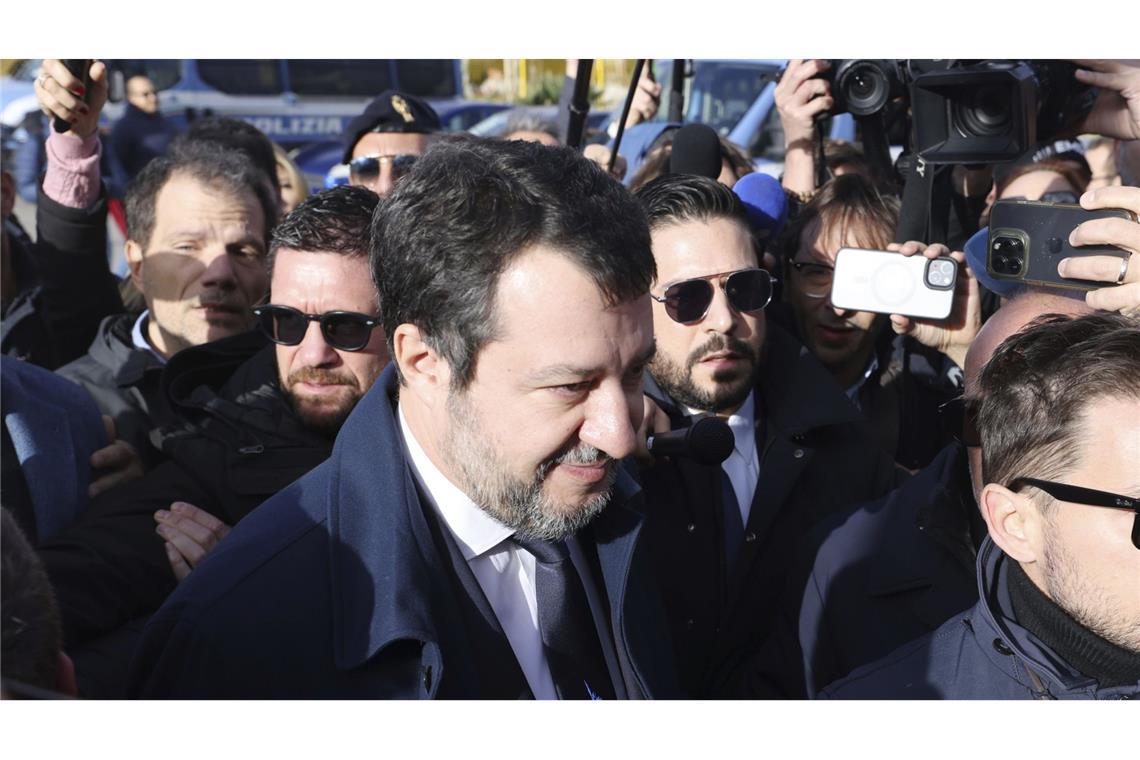 Italiens Vize-Ministerpräsident Matteo Salvini (M) kommt vor einem Gericht in Sizilien an. (Archivbild)