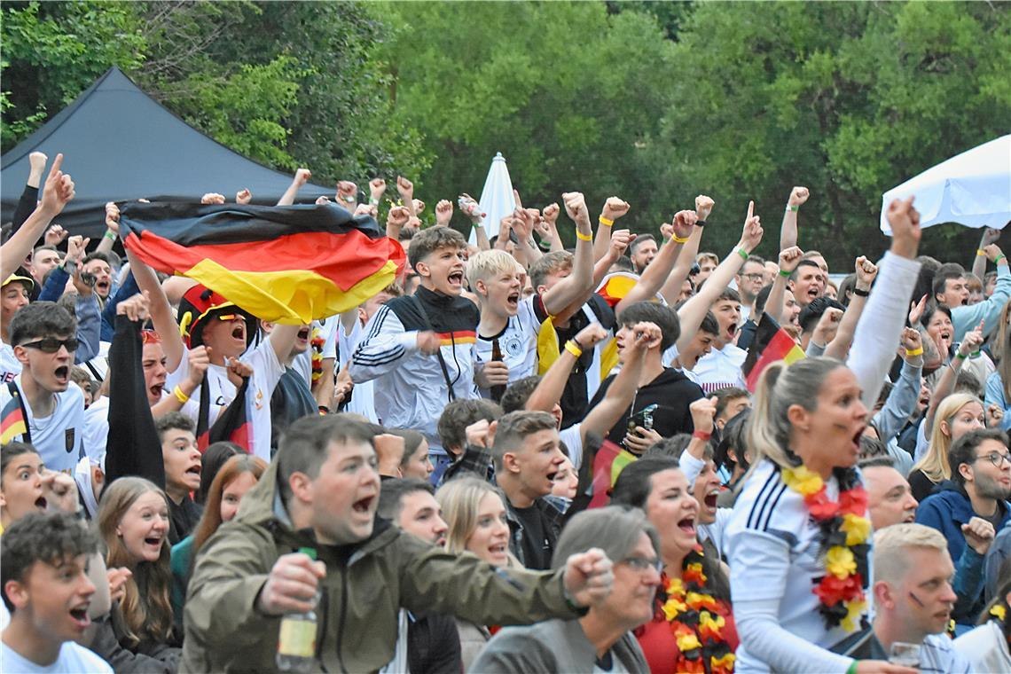 Jaaaaaaaa! Torjubel zum 1:0 für Deutschland. Der Festplatz bebt. 