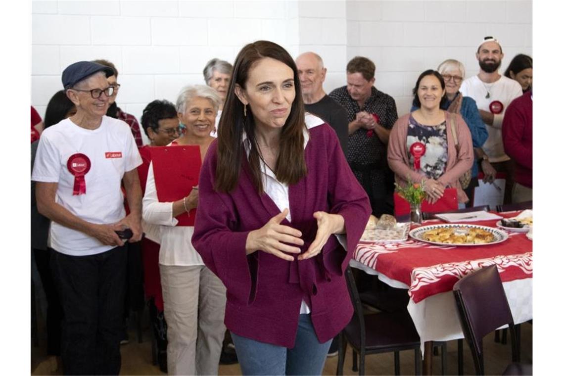 Jacinda Ardern bedankt sich bei den Mitarbeitern ihres Wahlkampfteams. Foto: Mark Baker/AP/dpa