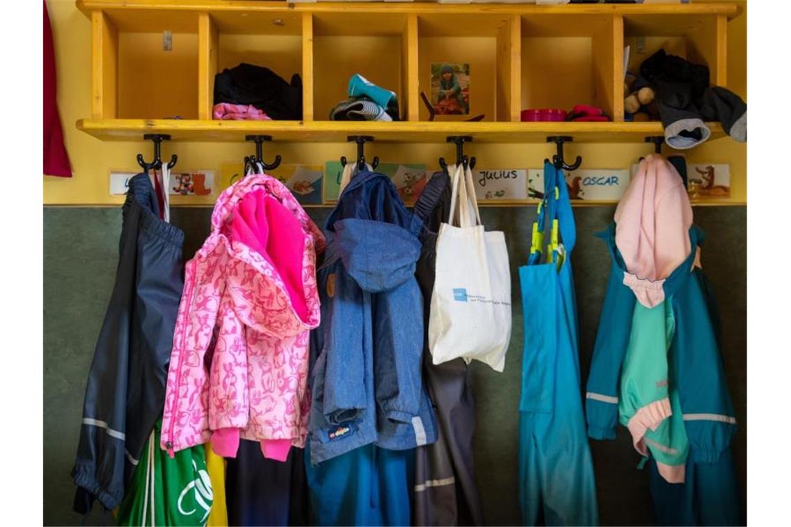 Jacken und Taschen hängen im Eingangsbereich in einem Kindergarten. Foto: Monika Skolimowska/dpa-ZB/Symbolbild/Archiv