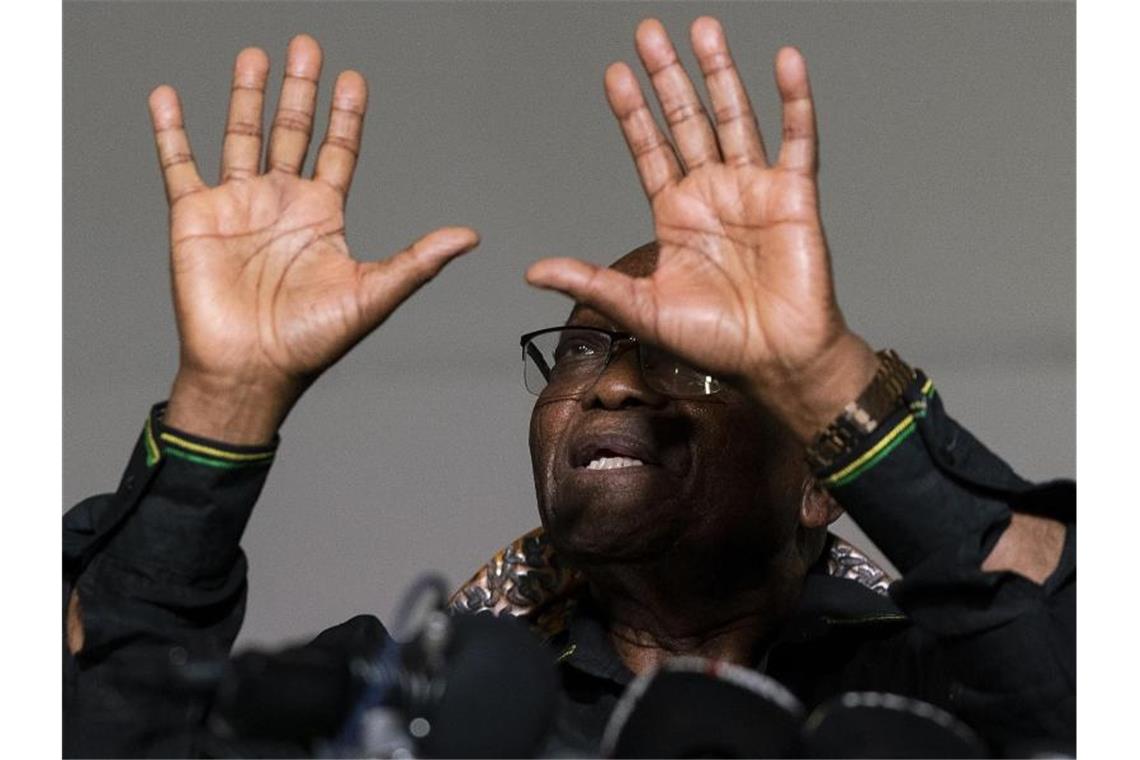 Südafrikas Ex-Präsident Jacob Zuma tritt Haftstrafe an Jacob Zuma, ehemaliger Präsident von Südafrika, gestikuliert, während einer Pressekonferenz vor seinem Haus. Foto: Shiraaz Mohamed/AP/dpa