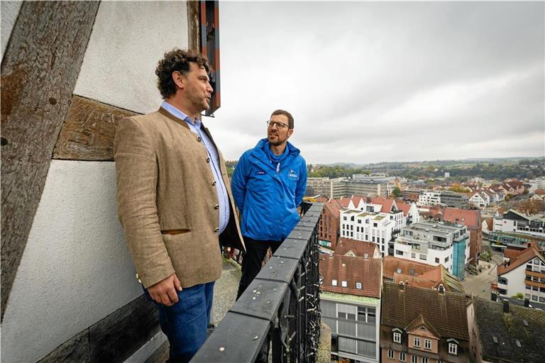 Jäger Markus Laiblin (links) und Johannes Enssle vom Naturschutzbund sind erstmals auf dem Stadtturm. Der Gang auf einen Hochsitz ist hingegen beiden nicht fremd. Fotos: Alexander Becher