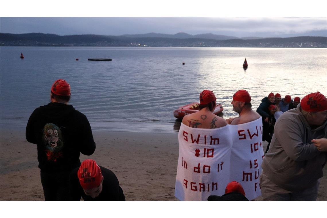 Jährlich findet zur Wintersonnenwende während des Dark Mofo Festivals im austalischen Hobart ein Nacktschwimmen mit Hunderten Menschen statt.