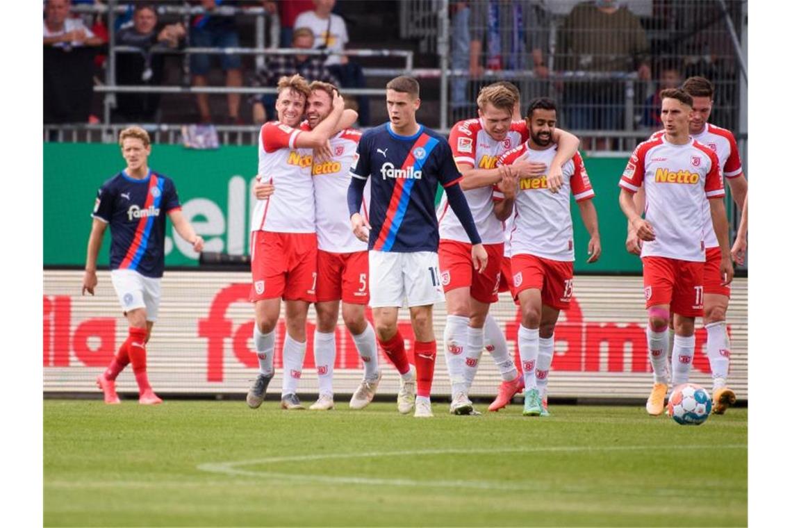 Überraschungsteam Regensburg mit perfektem Start Jahn Regensburg setzte sich souverän bei Holstein Kiel durch. Foto: Gregor Fischer/dpa