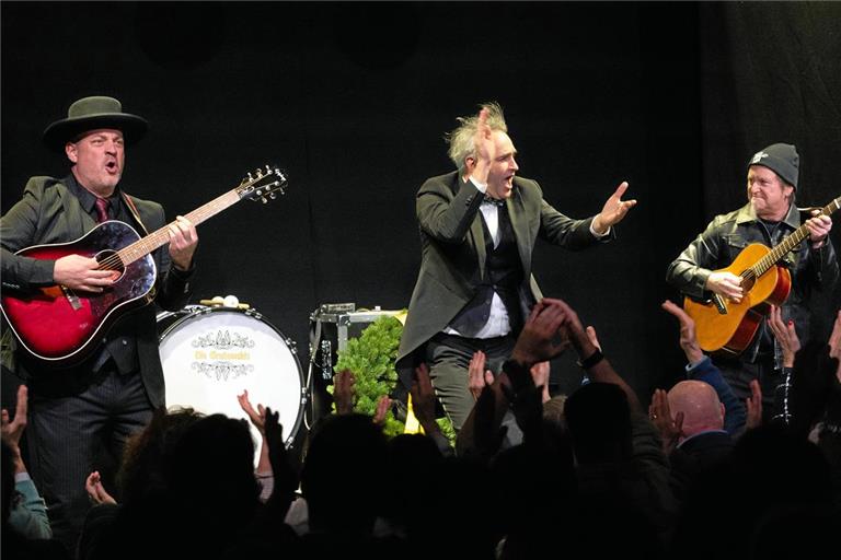 James Geier, Thomas Weber und Jens Heckermann (von links) reißen das Publikum mit ihrer Musik mit. Foto: Alexander Becher