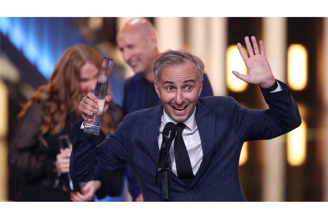 Jan Böhmermann freut sich über den Deutschen Fernsehpreis für die beste Unterhaltungs-Show.