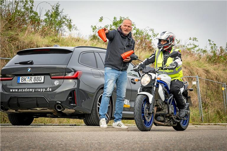 Jana Baumann musste acht Wochen auf ihre praktische Fahrprüfung für den Motorradführerschein warten. Der Backnanger Fahrlehrer Andreas Rupp (links) fordert den Tüv Süd zum Handeln auf.  Foto: Alexander Becher