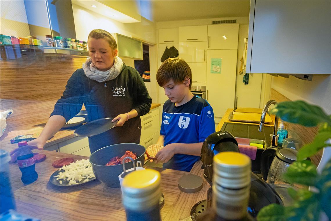 Jana Kriegel und Joshua kümmern sich in der Küche um die Burgerpattys.