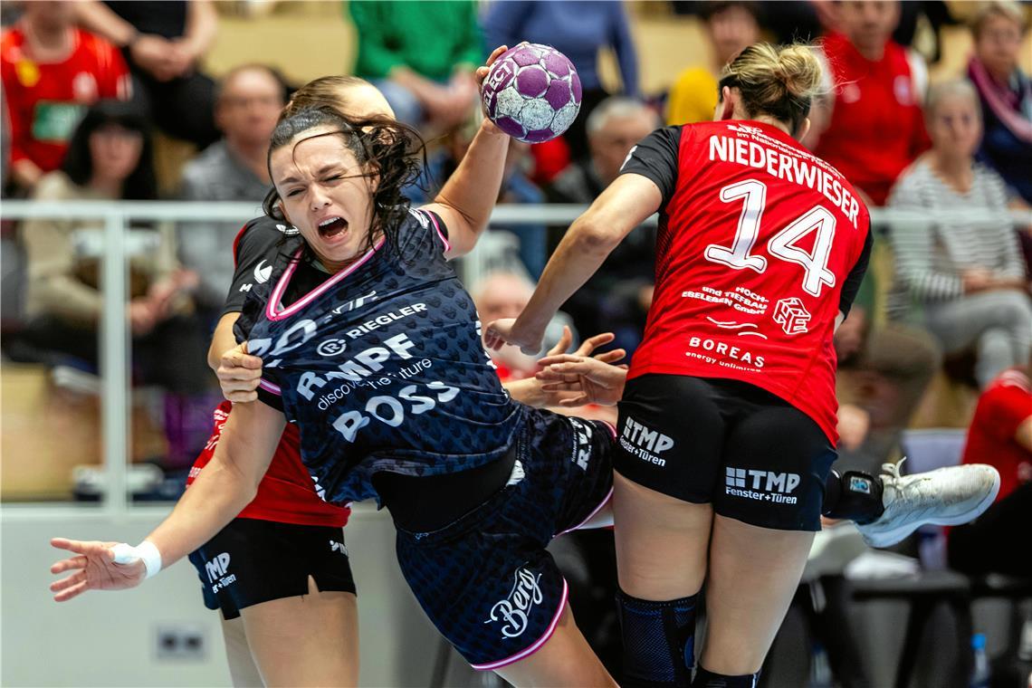 Jana Scheib setzt sich durch. Die einstige TVO-Handballerin zählt in der Bundesliga seit Langem zu den besten Torschützinnen. Gegen den Thüringer HC war das vor Kurzem nicht anders. Sieben Tore steuerte sie beim Metzinger 28:28 gegen ihren neuen Verein bei. Foto: Imago