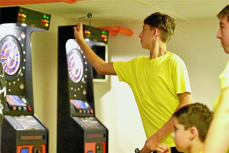 Jannik Lindemann (beim Wurf) gehört zu den großen Hoffnungen der Rems-Murr-Dartliga. Foto: Tobias Sellmaier