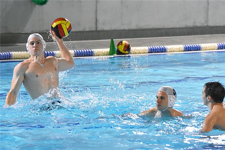 Jannik Mauthe (links mit weißer Kappe) ist seit einem Jahr bei den Wasserballern, Steffen Huthmacher (rechts mit weißer Kappe) unterstützt die Teamkameraden schon seit mehreren Jahren. Zweimal pro Woche trainieren sie im Wonnemar in Backnang. Foto: Tobias Sellmaier