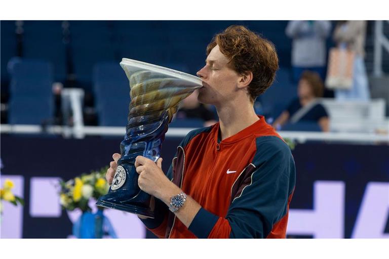 Jannik Sinner bejubelt den Titel beim Turnier in Cincinnati.