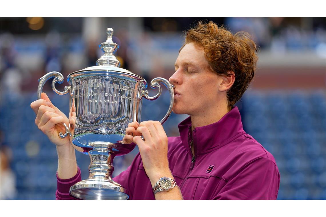 Jannik Sinner feiert den Titel bei den US Open emotional.