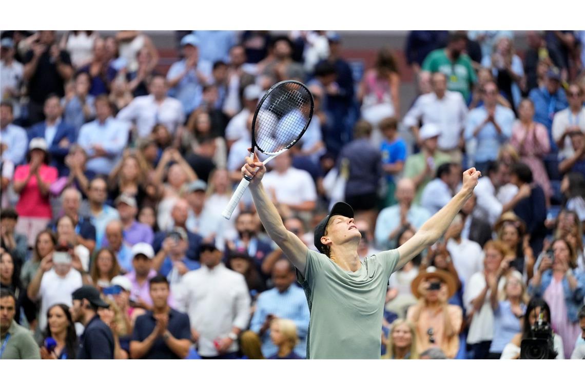 Jannik Sinner jubelt nach seinem Sieg im Halbfinale der US Open in New York.