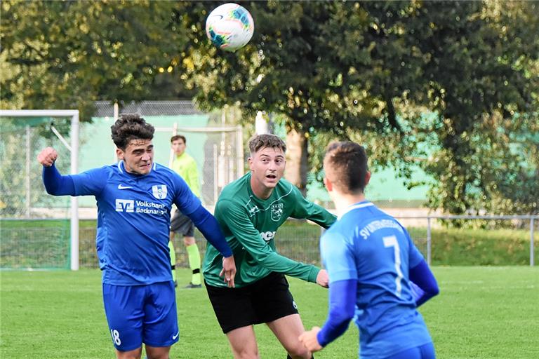 Jannik Widmann und die SGOS kamen gegen Jonas Knorth und den SVU (links) zu oft einen Schritt zu spät. Die Gäste siegten 6:1 und marschieren in der Liga weiterhin vorneweg. Foto: T. Sellmaier