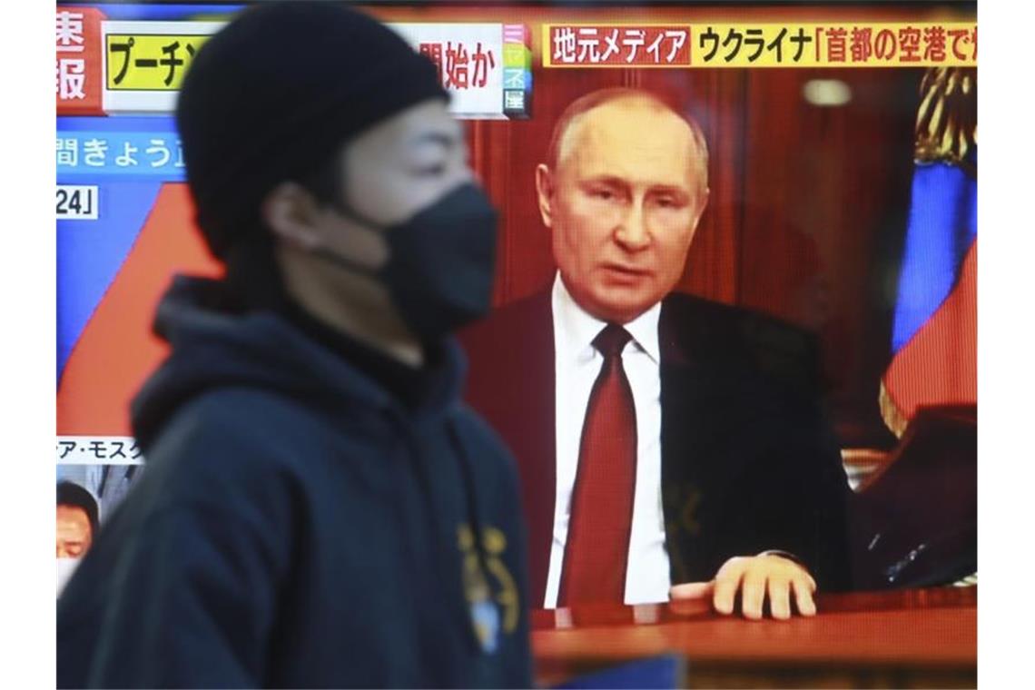 Japan verhängt weitere Sanktionen gegen Russland Japan friert die Guthaben weiterer russischer Organisationen ein. Foto: Koji Sasahara/AP/dpa