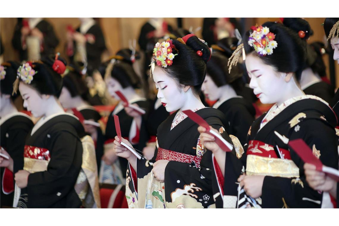 Japan: Geishas in traditioneller Kleidung.