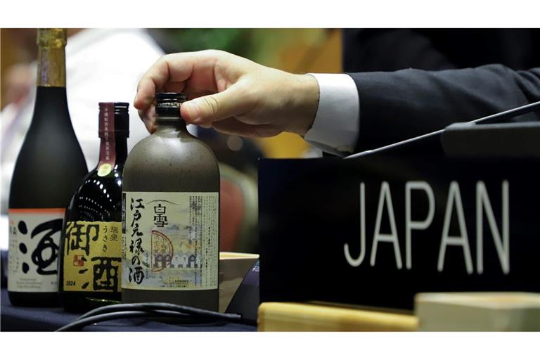 Japanischer Sake auf dem Tisch der japanischen Delegation während der Unesco-Welterbekonferenz in Asunción.