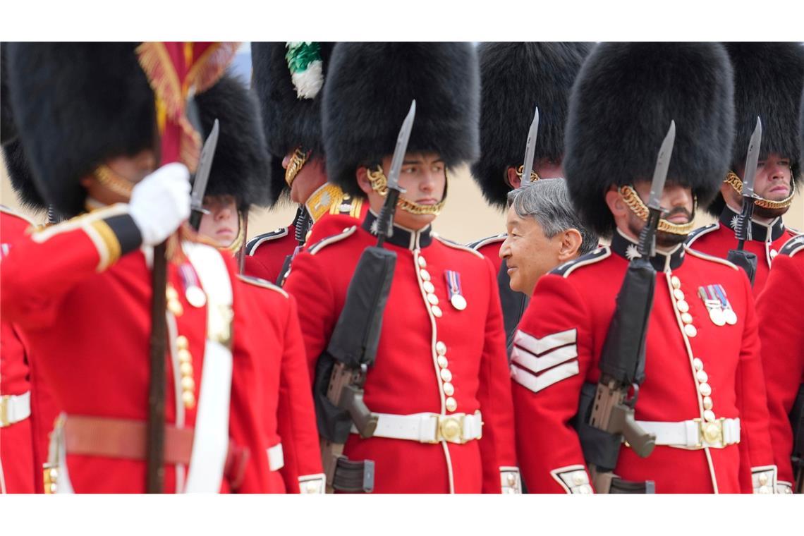 Japans Kaiser Naruhito inspiziert die Ehrengarde auf der Horse Guards Parade in London. Das Japanische Kaiserpaar ist für einen Staatsbesuch in Großbritannien.