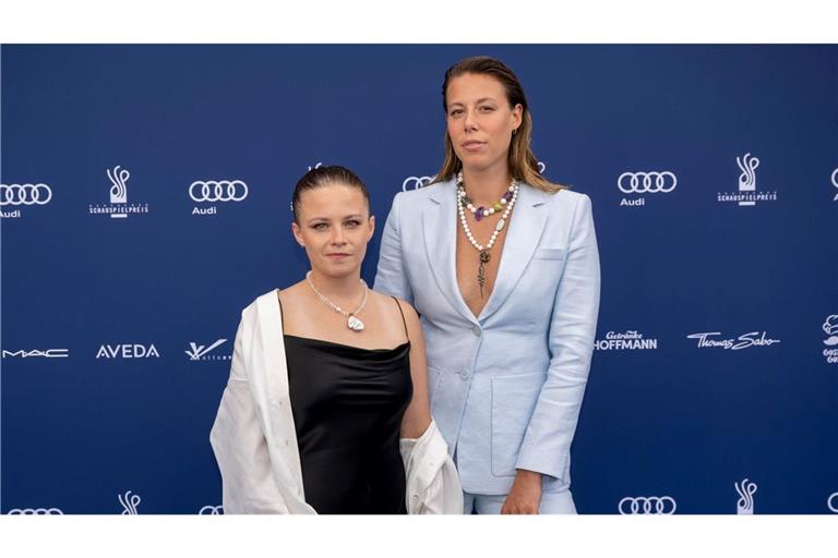 Jasna Fritzi Bauer (l) und Katharina Zorn bei der Verleihung des Deutschen Schauspielpreises 2022.