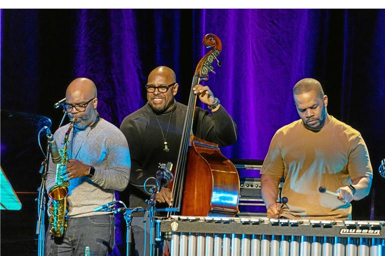 Jazzbassist Christian McBride und Kollegen überzeugen mit einem transparenten Klangbild, das seine Wurzeln im Swing hat. Foto: A. Becher