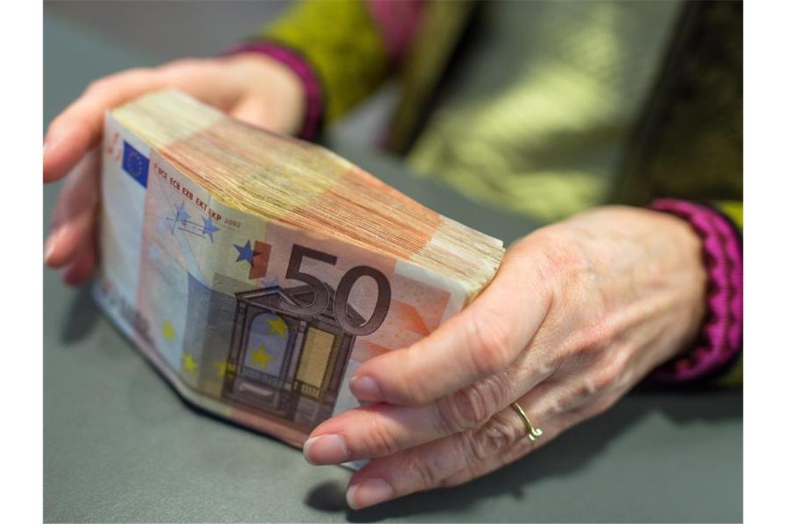 Geld abheben verändert sich: Häufiger an der Ladenkasse Je mehr Bargeld Menschen also abheben wollen, desto eher nutzen sie den bewährten Bankschalter. Foto: picture alliance / dpa
