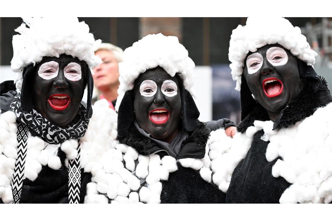 Jecken in schwarz-weiß - Karnevalsauftakt in Düsseldorf