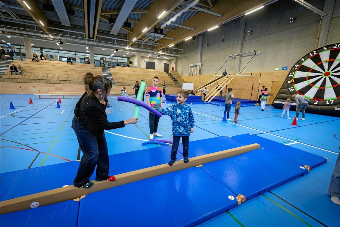 Jede Menge Platz für Bewegung: Für Kinder ist in der Murrtal-Arena ein Mitmachparcours mit verschiedenen Stationen aufgebaut.