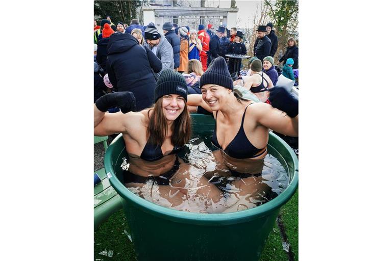 Jede Minute in der Tonne zählt: Gute Stimmung bei etwa zwei Grad.  Die Stoppuhr läuft: Der Student Silas Bairinger (rechts) und der Schreiner Nils Skarek bleiben  42 Minuten im Eiswasser – Rekord!