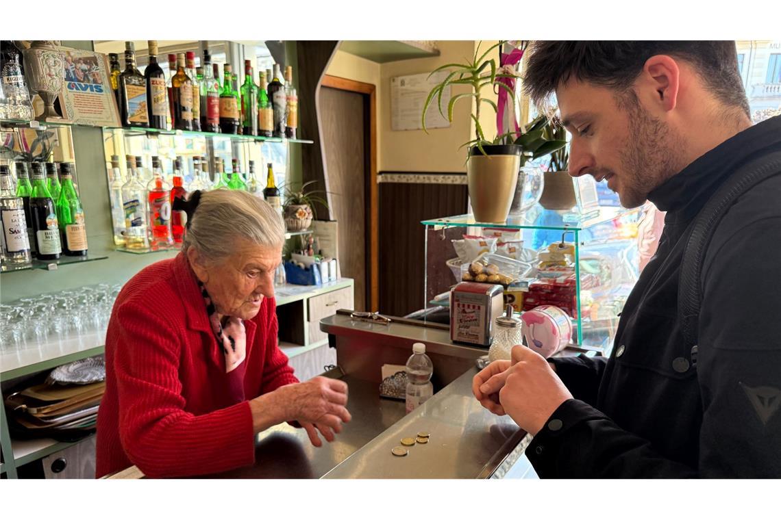 Jeden Tag öffnet Anna Possi ihr Café „Bar Centrale“.