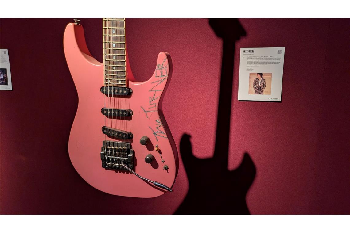 Jeff Becks Gitarre "Tina", die Tina Turner einst mit Messer und Nagellack signiert hatte