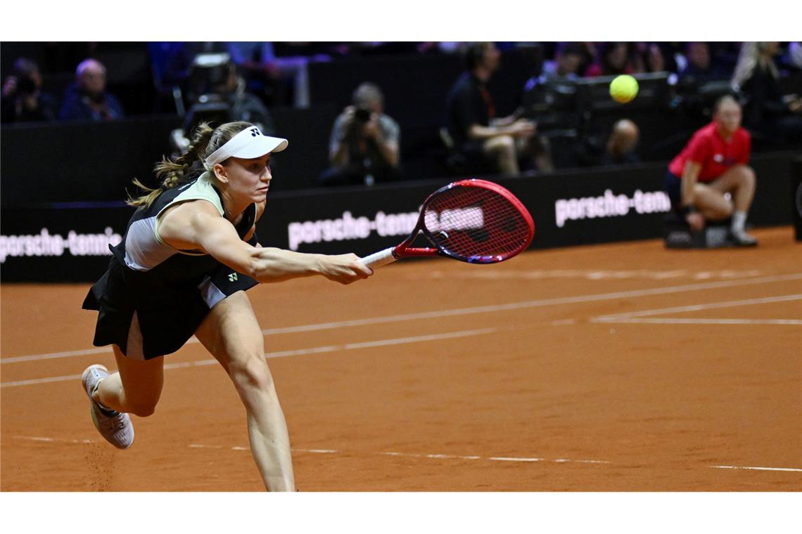 Jelena Rybakina gibt alles im Finale der WTA-Tour in Stuttgart gegen Marta Kostjuk und sichert sich ihren dritten Titel in diesem Jahr.