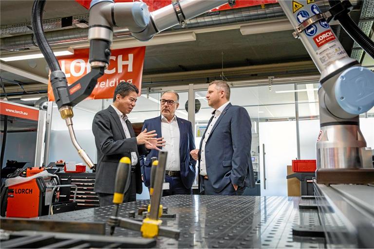 Jens Gauder (rechts) führt jetzt zusammen mit dem Japaner Norihito Takahashi den Auenwalder Hersteller von Schweißgeräten. Der langjährige Inhaber und Firmenchef Wolfgang Grüb (Mitte) ist nur noch als Berater mit dabei. Foto: Alexander Becher