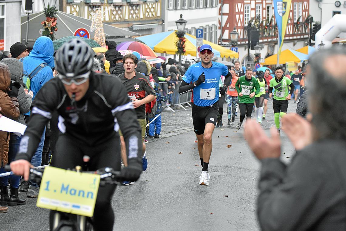 Jens Mergenthaler als erster Mann hinter dem Führungsfahrrad – ein Bild, das sich beim Backnanger Silvesterlauf auch dieses Jahr bieten könnte. Foto: Tobias Sellmaier