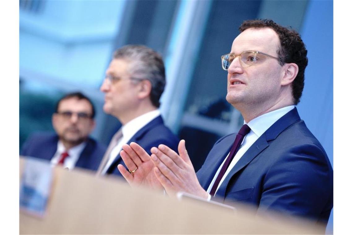 RKI warnt vor Corona-Wendepunkt - Lockerungen in Gefahr Jens Spahn (r.), Bundesminister für Gesundheit, mahnt angesichts der Entwicklung der Corona-Infektionszahlen erneut zu Vorsicht. Foto: Kay Nietfeld/dpa