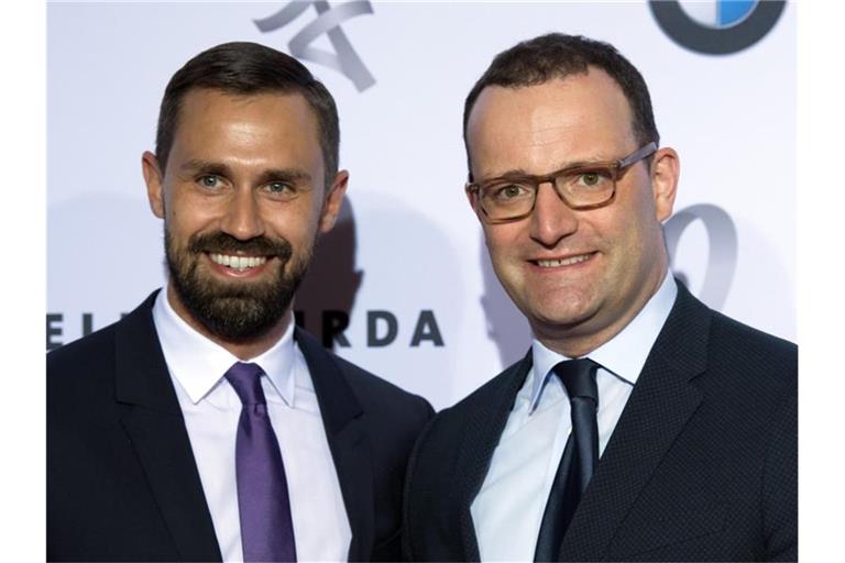 Jens Spahn (r) und sein Ehemann Daniel Funke. Foto: Soeren Stache/dpa/Archiv