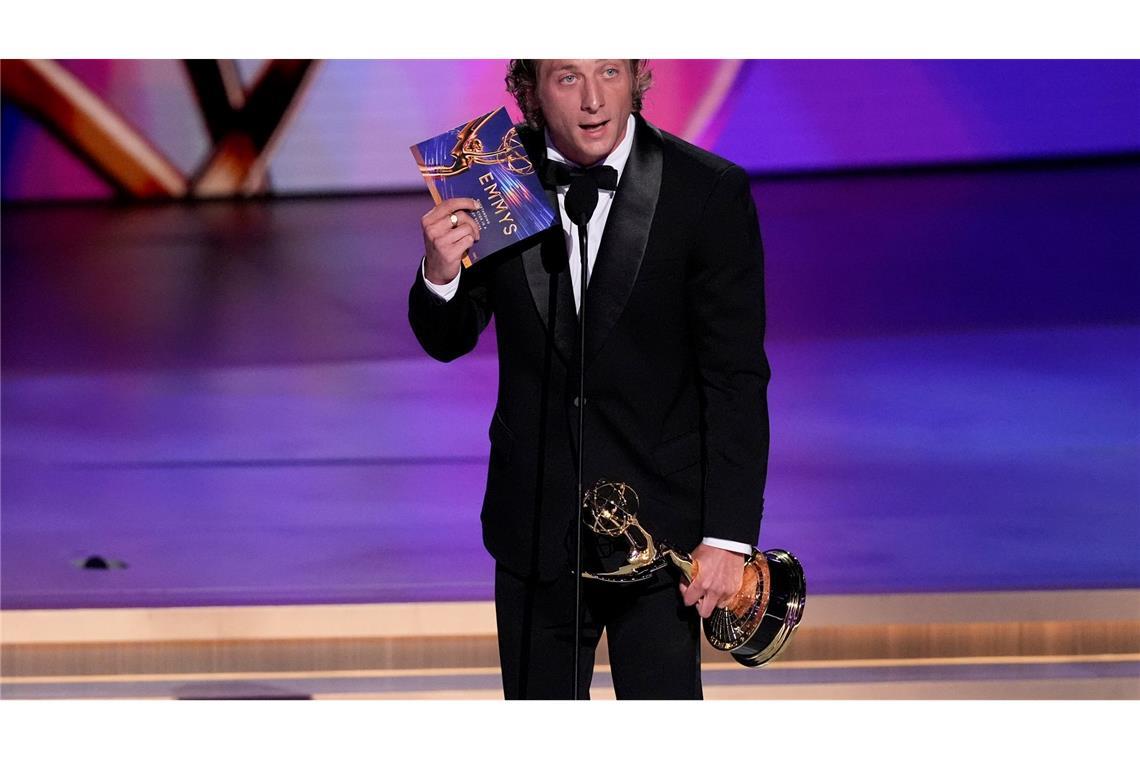 Jeremy Allen White nimmt den Preis als herausragender Hauptdarsteller für "The Bear" bei den Emmys entgegen.