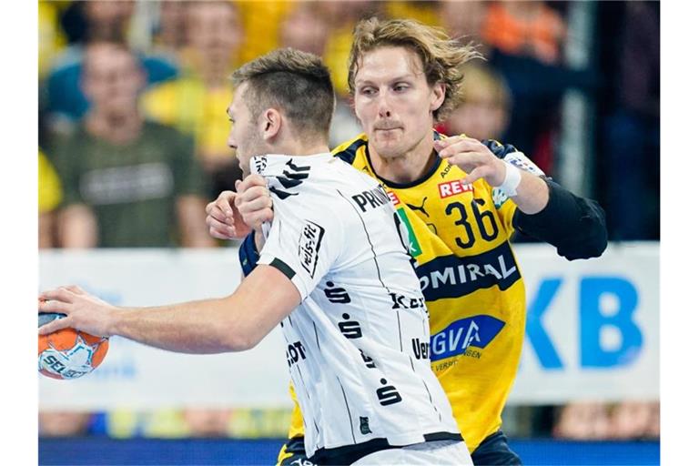 Jesper Nielsen (r) von den Rhein-Neckar Löwen kämpft um den Ball. Foto: Uwe Anspach/dpa/Archivbild