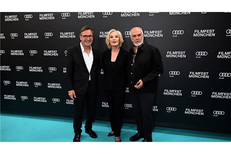 Jessica Lange posiert in München mit Thomas Linsmayer (l), dem Geschäftsführer des Deutschen Theaters, und Filmregisseur Michael Cristofer für die Fotografen.