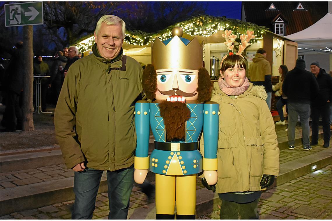 Jetzt alle recht freundlich: Opa und Enkelin nehmen den Nussknacker für ein Foto...