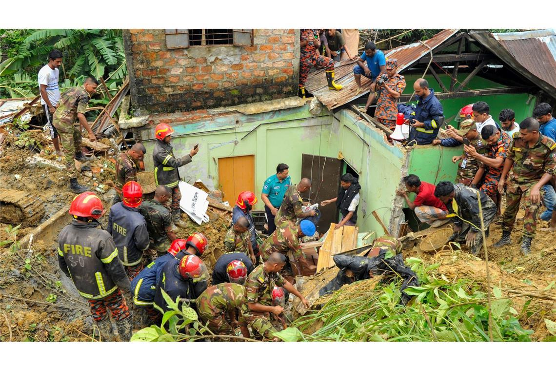 Jetzt gilt Zusammenhalt: Mehrere Menschen in Bangladesch wurden von einem Erdrutsch verschüttet. Die Armee, die Feuerwehr und die Polizei führen derzeit Rettungsaktionen durch.