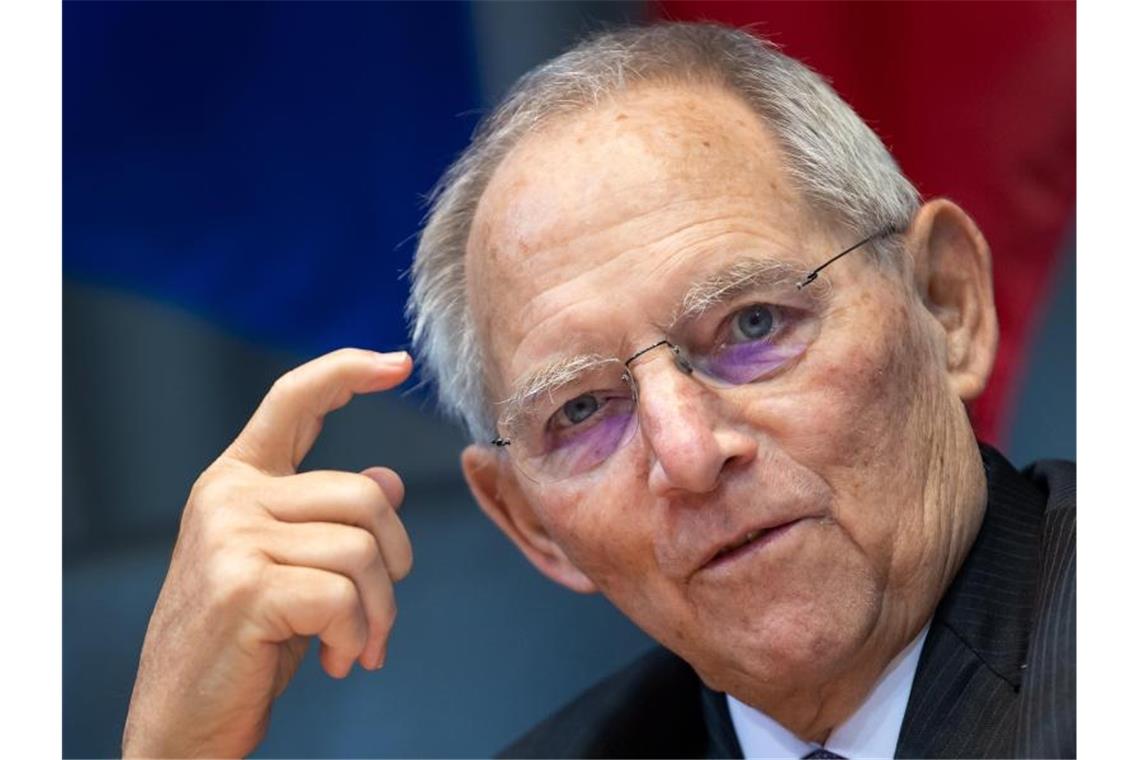Bundesregierung sucht nach rascher Klärung für Geimpfte „Jetzt haben wir schon wieder den Zustand, dass sich eine Reihe von Ländern nicht an die Absprachen hält“, moniert Wolfgang Schäuble. Foto: Bernd von Jutrczenka/dpa